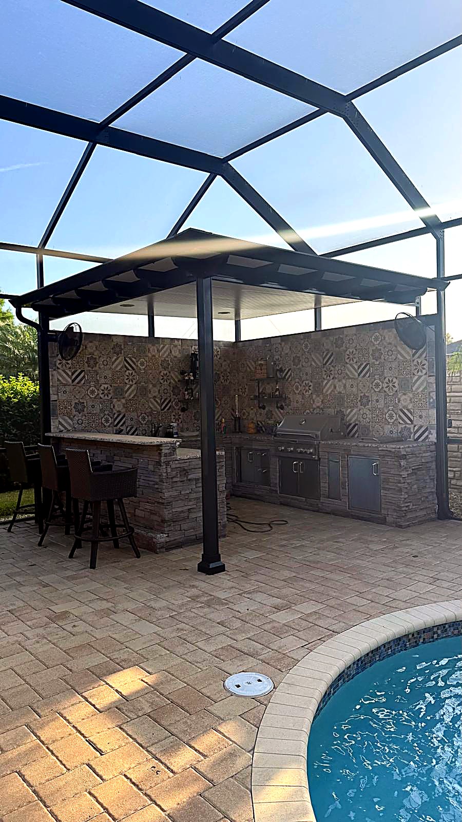 Outdoor kitchen with stone bar and built-in grill — Tampa Bay, FL