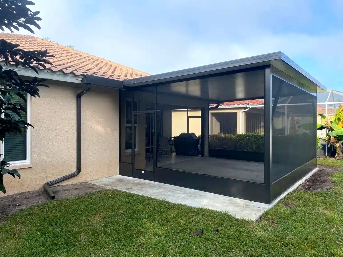 Contemporary screen room with insulated roof — Tampa Bay, FL